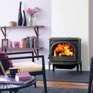 Jotul F-400-BP musta maali olohuoneessa